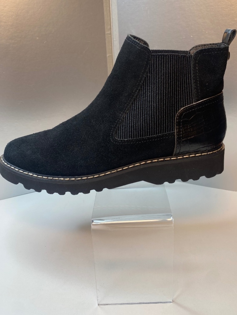 Donald Pliner Women's Suede Chelsea Ankle Boots Black Size 8 M Like New NO BOX